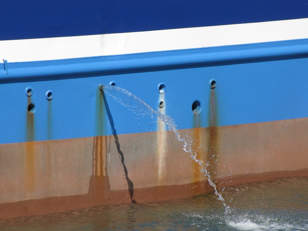 Fuite d’eau plafond voisin absent: que faire?