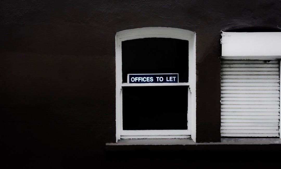 Logement contre services : la législation en France